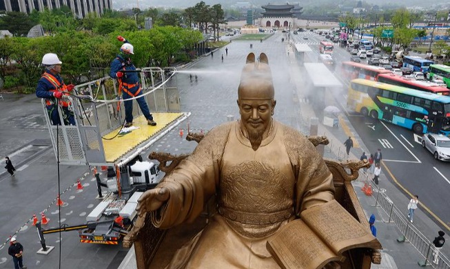 تنظيف تمثال الملك سيجونغ وسط ميدان غوانغهوامون