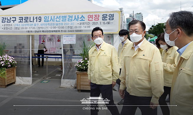 الرئيس الكوري الجنوبي يشجع الطاقم الطبي في مركز اختبار كوفيد-19