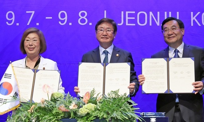 وزراء الثقافة في كوريا الجنوبية والصين واليابان يعتمدون ’إعلان جيونجو‘ لتعزيز التبادلات الإقليمية للأجيال القادمة