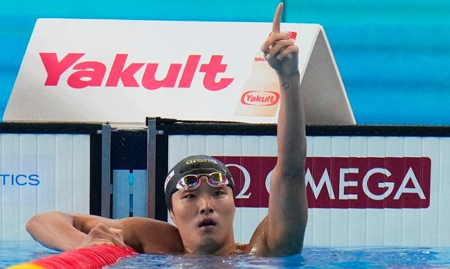 كيم وو-مين يفوز بالميدالية الذهبية في سباق 400 متر سباحة حرة للرجال في بطولة العالم للألعاب المائية