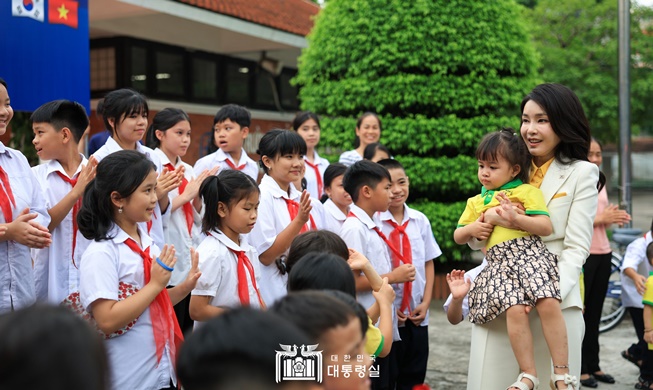 السيدة الأولى كيم كون-هي في فعالية تبرع بالدراجات بمدينة هانوي نهادي الأطفال بالأحلام