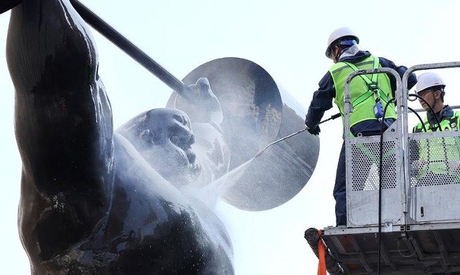 تنظيف المجسمات الأولمبية الضخمة استعدادا لاستقبال فصل الربيع