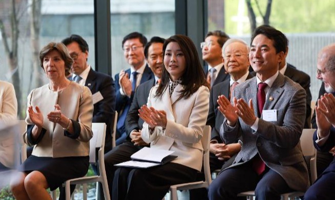 السيدة الأولى كيم كون-هي تحضر حفل افتتاح السفارة الفرنسية لدى كوريا مبنى يجمع بين روح كوريا وسحر فرنسا الفريد