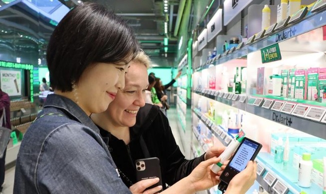 كوريا توسع خدمات الترجمة الفورية بالذكاء الاصطناعي من أجل المزيد من العملاء الأجانب
