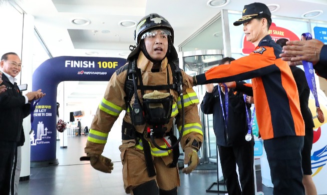 رجال الإطفاء يحملون 20 كغم حتى الطابق رقم 100 في مسابقة صعود الدرج الوطنية