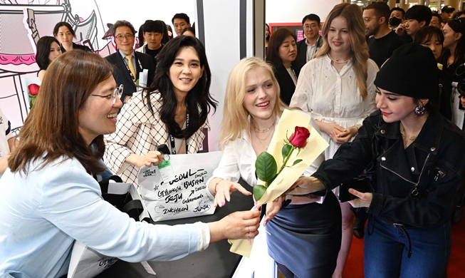 كوريا ترحب بالسياح الأجانب في مطار إنتشون بمناسبة عام زيارة كوريا