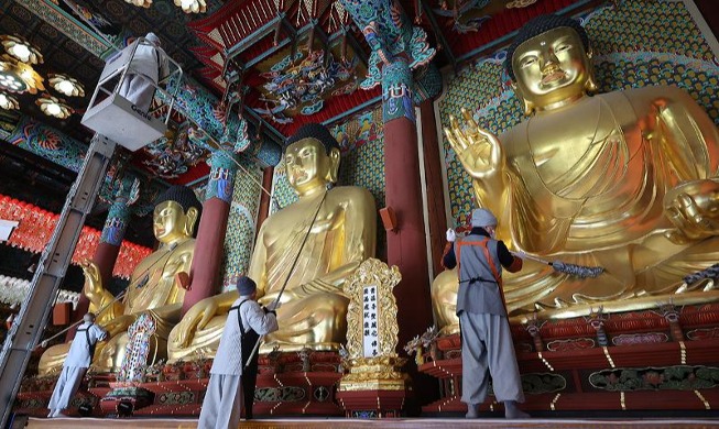 الرهبان ينفضون الغبار عن تماثيل بوذا في معبد جوغيسا