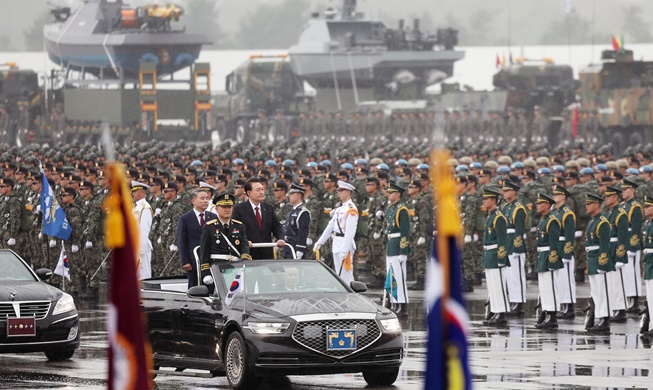 الرئيس يون يتفقد الاستعراض العسكري في يوم القوات المسلحة