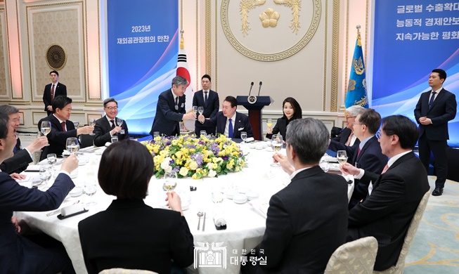 الرئيس يون وحرمه يقيمان مأدبة عشاء لرؤساء البعثات الدبلوماسية بالخارج