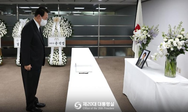 الرئيس يون يزور السفارة اليابانية لتقديم تعازيه في وفاة شينزو آبي
