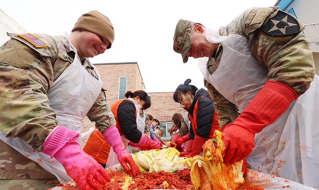 جنود القوات الأمريكية المتمركزة في كوريا يشاركون في صناعة الكيمتشي