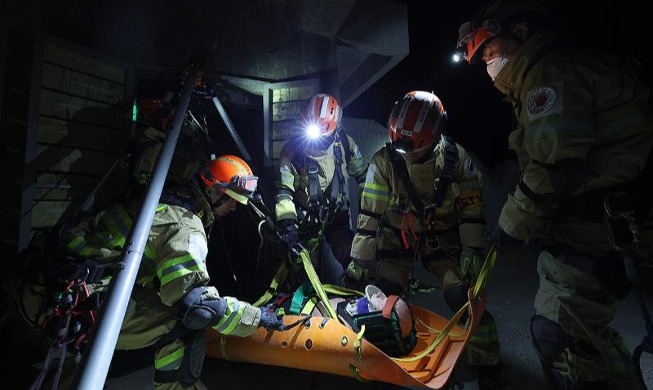 فريق إنقاذ الطوارئ الكوري يقدم عرض تمثيلي لعملية إنقاذ مرضى الطوارئ