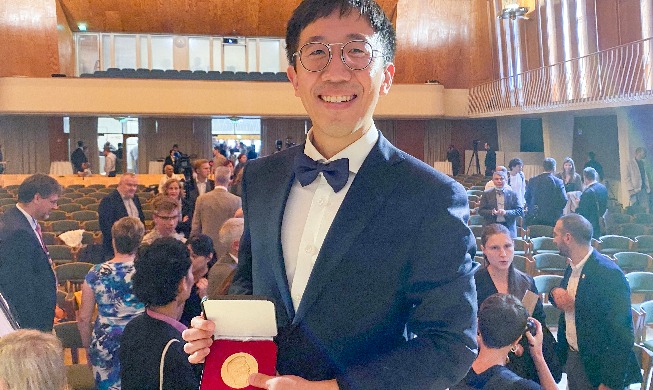 الأستاذ ’هوه جون-إي‘ أول كوري يفوز بجائزة فيلدز للرياضيات