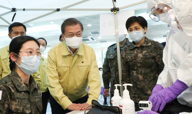الرئيس مون، لن أنسى جهود خريجي أكادمية التمريض للقوات المسلحة الكورية
