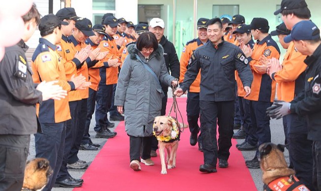 حفل تقاعد كلب الإنقاذ ’أرونغي‘ بعد إنقاذ حياة 9 أشخاص
