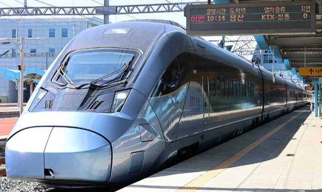 القطار التجريبي من الجيل الثالث للقطارات فائقة السرعة يغادر محطة يونغسان