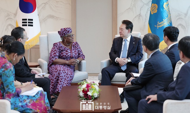 الرئيس يون يلتقي بالمديرة العامة لمنظمة التجارة العالمية
