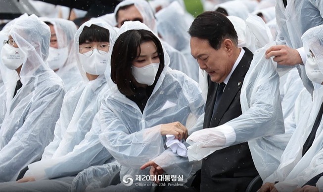 أول ظهور رسمي للرئيس والسيدة الأولى ’كيم كون-هي‘ في مراسم يوم الذكري