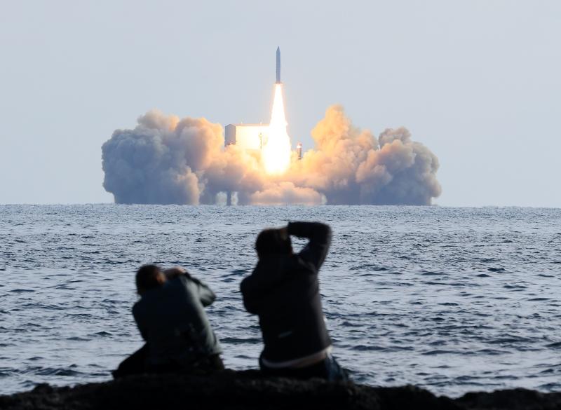 الصورة تظهر عملية الإطلاق التجريبية الثالثة لمركبة إطلاق فضائية تعمل بالوقود الصلب تحت القيادة العسكرية البحرية وذلك يوم 4 ديسمبر على بعد 4 كم جنوب جزيرة جيجو.
