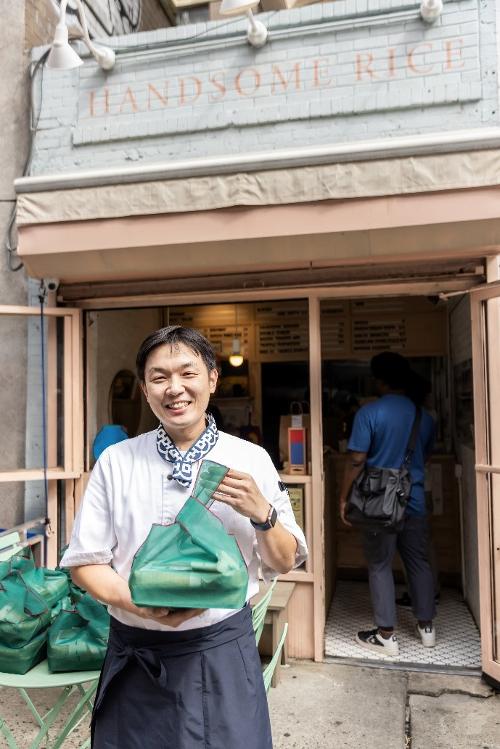 الصورة تظهر الشيف كيم هان-سونغ مدير مطعم ’هاندسوم رايس‘ لوجبات الطعام الكوري الذي أسسه عام 2018 في مانهاتن بنيويورك.