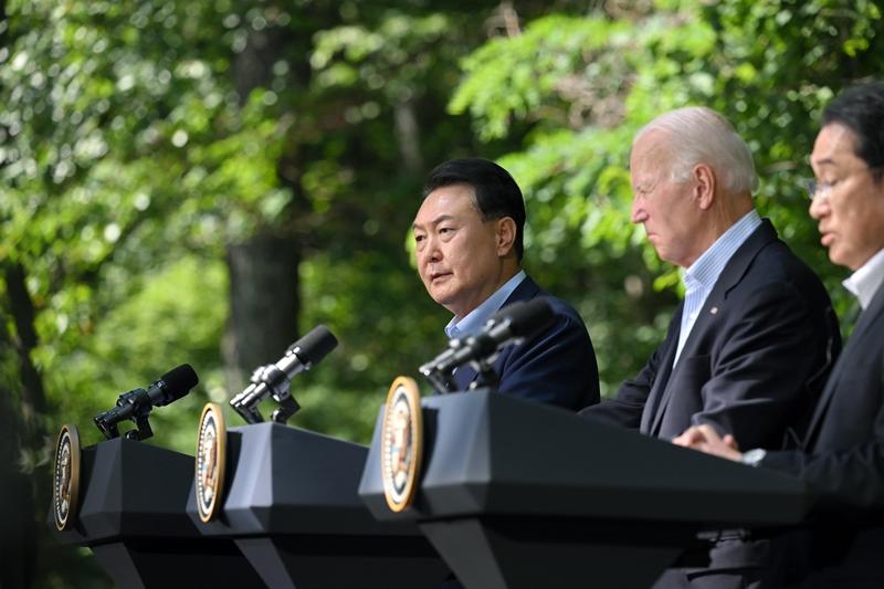 الرئيس يون سوك-يول (على اليسار) يلقي خطابا في مؤتمر صحفي مشترك أقيم على هامش القمة الكورية الأمريكية اليابانية التي عقدت في كامب ديفيد بولاية ماريلاند في الولايات المتحدة الأمريكية يوم 18 أغسطس (بتوقيت الولايات المتحدة). (الصورة من كانغ مين-سيك بالمكتب الرئاسي)