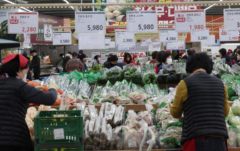 صندوق النقد الدولي يرفع توقعاته لنمو الاقتصاد الكوري إلى 2.3% هذا العام بزيادة بزيادة 0.1 نقطة مئوية عن توقعاته السابقة، وفقا لتقريره ’التوقعات الاقتصادية العالمية لشهر يناير‘ الصادر في يوم 30 يناير. وتظهر الصورة مواطنة تختار الخضروات في سوبر ماركت كبير في سيئول. (الصورة من وكالة يونهاب للأنباء)