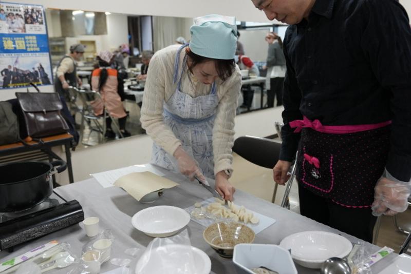 المشاركون في فعالية تجربة صنع حساء كعك الأرز التي أقامها المركز الثقافي الكوري في أوساكا يوم 4 فبراير (بتوقيت اليابان) احتفالا بعيد سولال، يقطعون كعك الأرز قطعا لوضعه في الحساء. (الصورة من المركز الثقافي الكوري في أوساكا)