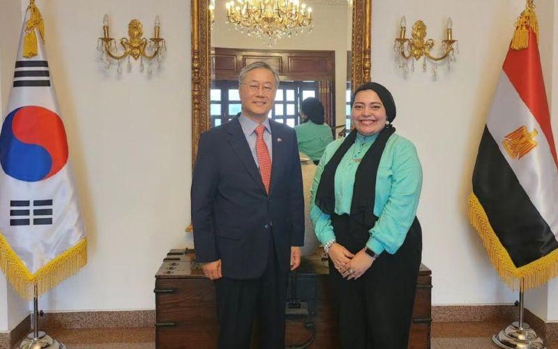 الصورة تظهر سيادة سفير جمهورية كوريا لدى مصر مع ريم حسام الدين. (الصورة من ريم وتم أخذ الإذن للاستخدام)