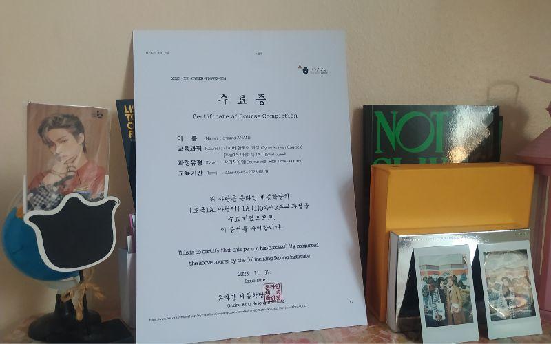 شهادة إتمام المستوى الأول من اللغة الكورية (أ) مع معهد كينغ سيجونغ (الصورة من تصوير المراسلة الفخرية عنان شيماء)