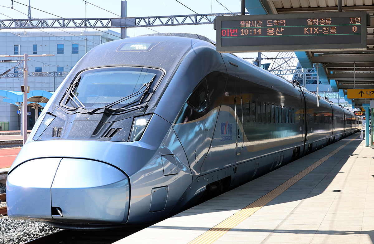 القطار التجريبي من الجيل الثالث للقطارات فائقة السرعة ’كي تي إكس-تشونغ نيونغ‘ ينتظر إشارة المغادرة في محطة يونغسان ليتجه إلى المحطة التالية وهي محطة سيئول وذلك يوم 25 أبريل. 