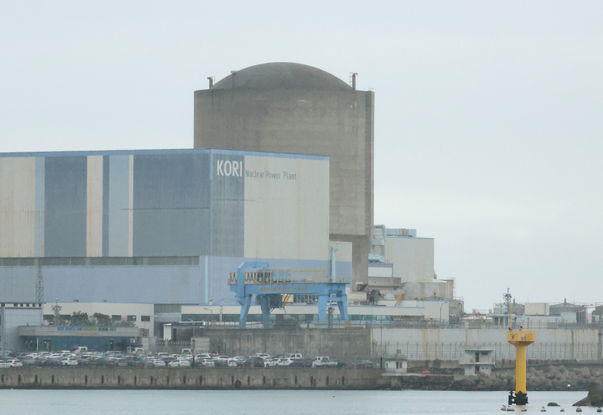 الصورة تظهر ’وحدة كوري رقم 1‘ أول محطة طاقة نووية تجارية في كوريا، تبدأ أعمال إزالة التلوث مساء يوم 7 مايو على ساحل غيجانغ بمدينة بوسان مع بدأ أعمال تفكيكها أيضا. 