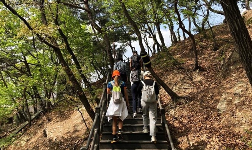 افتتاح مركز تسلق الجبال السياحي في حي سامتشيونغ حيث يمكن استئجار المعدات وتلقي الإرشادات السياحية