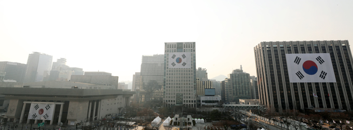 100주년을 맞이하는 3·1절을 이틀 앞둔 27일 광화문광장 일대 건물에 1919년부터 현재까지의 대형 태극기들이 걸려있다. 사진 왼쪽에서부터 대한민국 임시의정원 태극기(1923년 추정), 김구선생 서명문 태극기(1941년), 현재의 태극기.