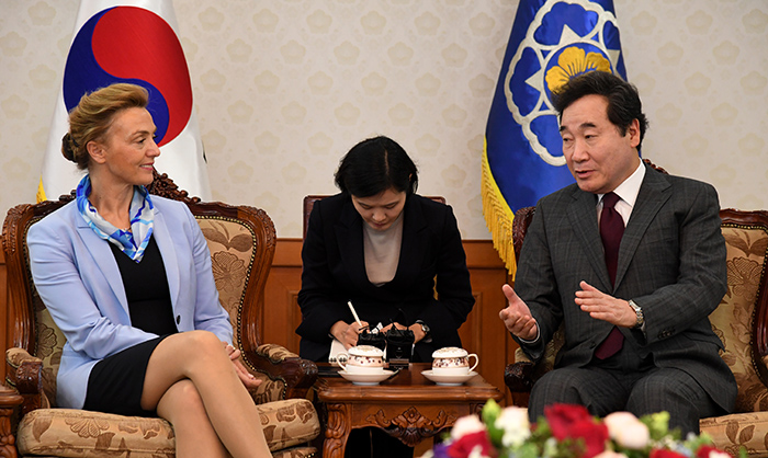 이낙연 국무총리(오른쪽)가 24일 정부서울청사에서 마리야 페이취노비치 부리치 크로아티아 부총리 겸 외교장관을 접견하고 있다. 국무총리실