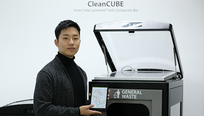 권순범 이큐브랩 대표가 지난해 12월 14일 서울 구로구 이큐브랩 본사에서 쓰레기 누적 현황을 한 눈에 볼 수 있는 ‘CCN(Clean City Networks) 모니터링 솔루션’과 태양광 압축 쓰레기통을 소개하고 있다. 최태순 기자 ghdi4695@korea.kr