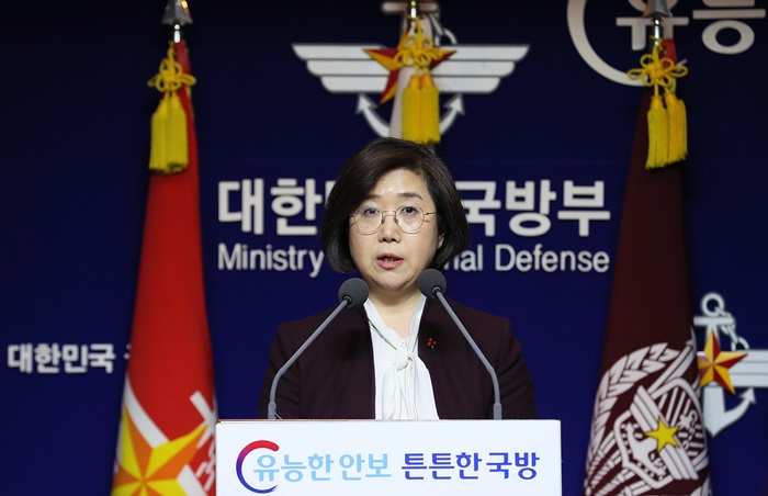 최현수 국방부 대변인이 지난 4일 오후 서울 용산구 국방부 브리핑룸에서 “일본 방위성 주장에 대한 국방부의 반박 동영상을 공개했다”고 보고하고 있다. 연합뉴스