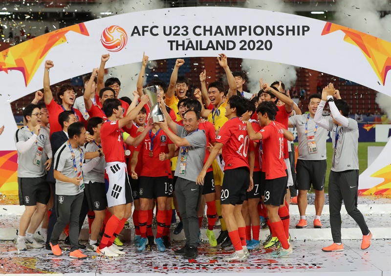 ▲ 한국 23세 이하 축구 대표팀이 26일(현지시간) 태국 방콕 라자망갈라 스타디움에서 열린 2020 아시아축구연맹(AFC) U-23 챔피언십 결승전에서 사우디아라비아를 1-0으로 물리치고 우승컵을 들어 올리고 있다. 연합뉴스