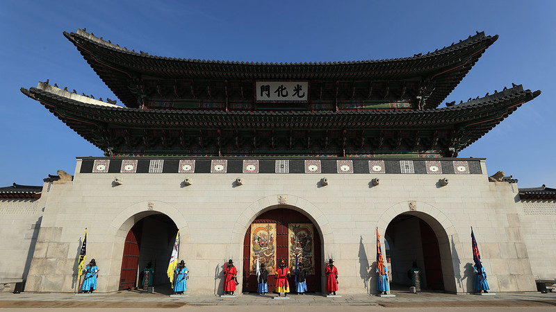 ▲ 지난달 27일 서울 종로구 경복궁 정문인 광화문에 걸린 문배도(門排圖) 앞에서 수문장이 근무를 수행하고 있다. 