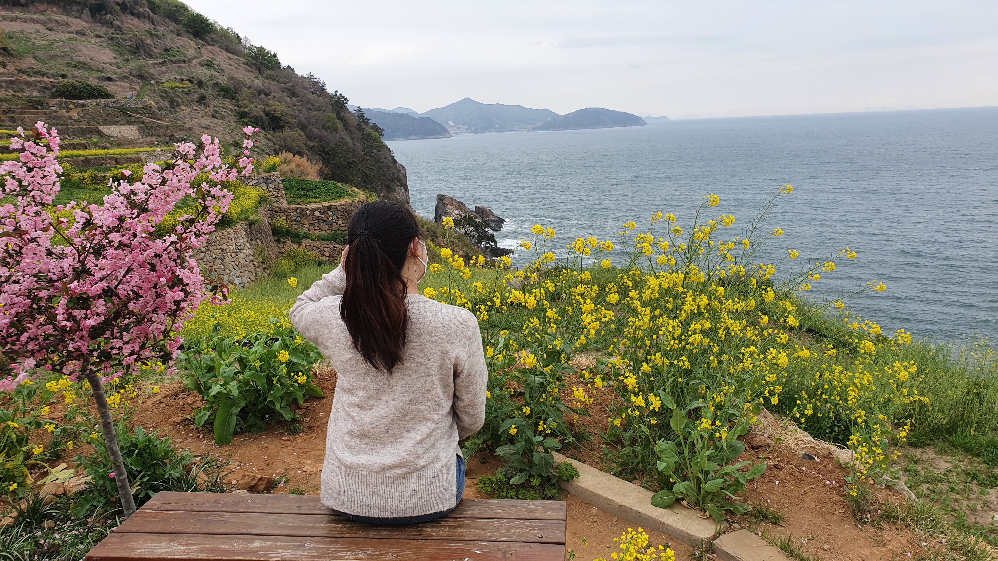 ▲ 다랭이 마을에서는 여전히 농사를 짓는 논들도 많지만 최근엔 뷰가 아름다운 카페나 식당들도 여럿 들어섰으니 잠시 머무르며 경치를 감상해도 좋다. 