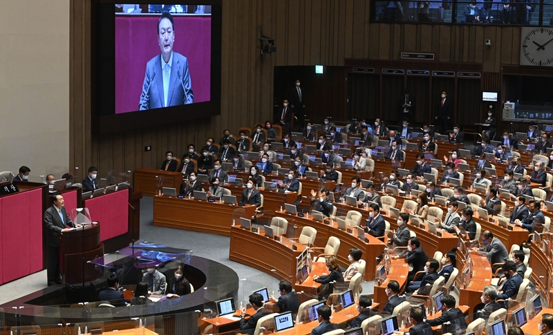 ▲ 윤석열 대통령이 16일 서울 여의도 국회에서 열린 본회의에서 코로나19 손실 보상을 위한 추가경정예산안에 대한 시정연설을 하고 있다. 연합뉴스