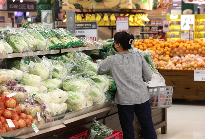 خفضت الحكومة توقعاتها للنمو الاقتصادي لهذا العام من 3.1% إلى 2.6%. وتُظهر الصورة مواطنة تتسوق في متجر كبير في سيئول. (الصورة من وكالة يونهاب للأنباء)