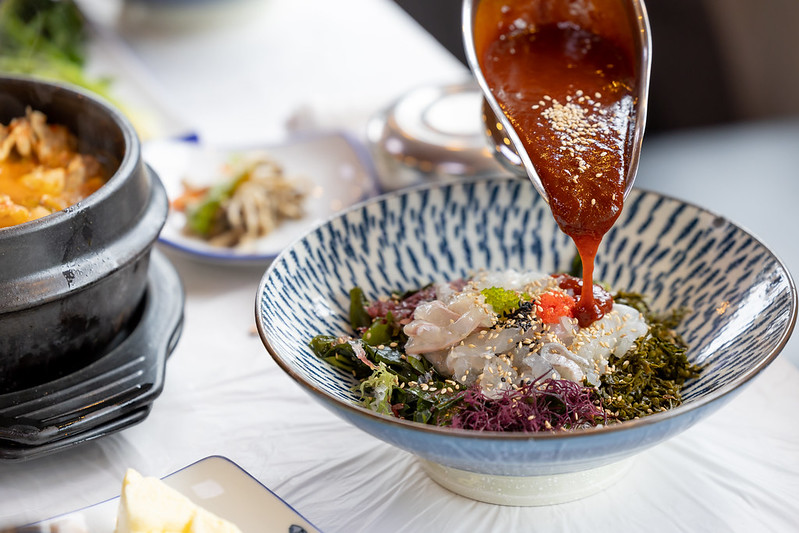 الصورة تظهر طبق ’هيتشو هوى دوباب‘ وهي عبارة عن طبق أرز بسمك ساشيمي مغطى بالأعشاب البحرية. وقال أحد المراسلين الفخريون الذين جربوا هذا الطبق 