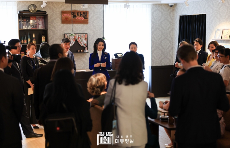 السيدة الأولى كيم كون-هي تتحدث مع المراسلين الأجانب في مقهى ’بوسان دابانغ‘ في الطابق الثالث من المركز الثقافي الكوري لدى فرنسا أمس الثلاثاء الموافق 20 من الشهر الجاري (بتوقيت فرنسا).