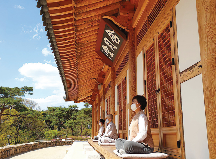 Temple Stay: an Experience of Tranquility and Rest This representative traditional culture experience program offers the historical and cultural experience of 1,700 years of Korean Buddhism in a mountain temple.