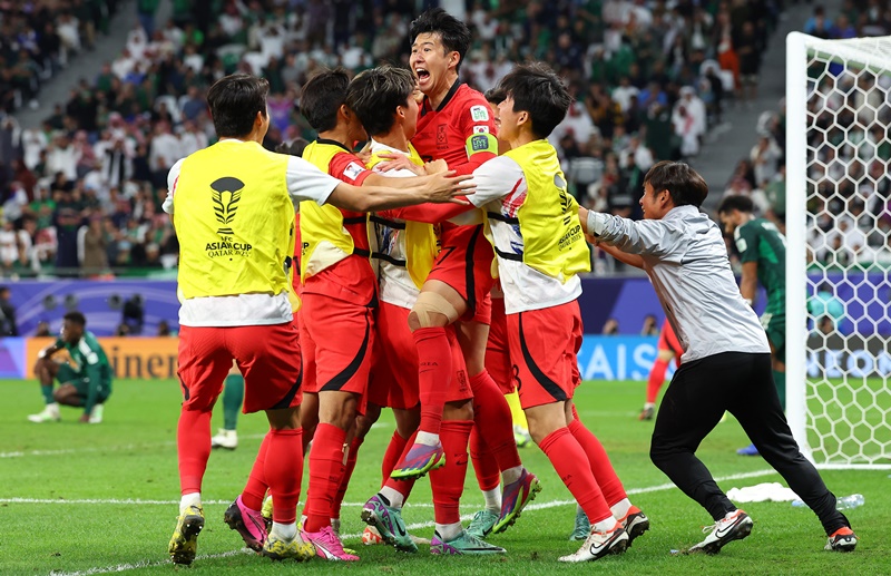لاعبو منتخب كوريا يحتفلون بتسجيل جو غيو-سونغ (نادي ميتييلاند) هدف التعادل بضربة رأسية في الدقيقة الـ54 من الشوط الثاني من دور الـ16 أمام المملكة العربية السعودية في بطولة كأس آسيا لكرة القدم 2023، والذي يقام في استاد المدينة التعليمية بمدينة الريان القطرية في يوم 30 يناير (بتوقيت قطر). (الصورة من وكالة يونهاب للأنباء)