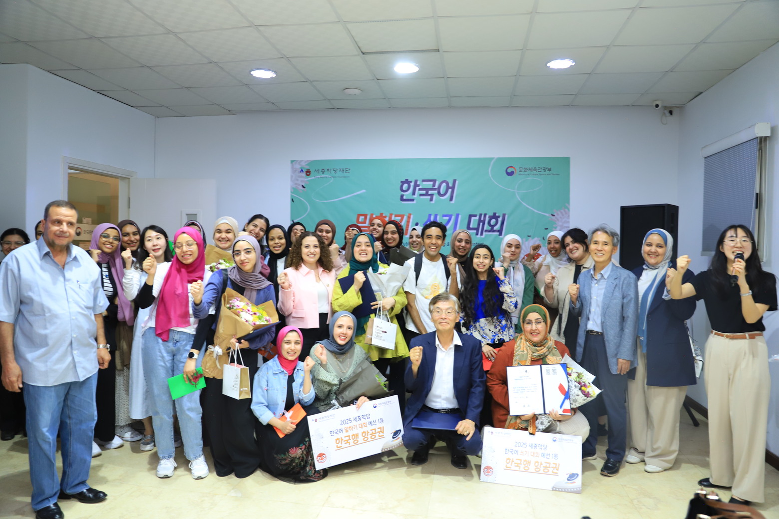 وزارة الثقافة والرياضة والسياحة أعلنت اليوم الاثنين الموافق 30 يونيو عن خطتها لإنشاء ١١ معهدا جديدا للملك سيجونغ في ٩ دول حول العالم هذا العام. وتظهر الصورة ’الجولة النهائية من مسابقة التحدث والكتابة لمعهد الملك سيجونغ ٢٠٢٥‘ التي أقيمت في المركز الثقافي الكوري لدى مصر في يوم 15 من الشهر الماضي. (الصورة من المركز الثقافي الكوري لدى مصر)