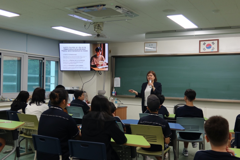 لويزا زويروفنا ساخابوتدينوفا، المغتربة والمرشدة الأوزبكية، تناقش ضرورة دراسة اللغة الكورية في فصل دراسي بمدرسة غونجيام الإعدادية في مدينة غوانغجو، مقاطعة غيونغي في ١٦ يوليو. (الصورة من شارل أودوين)