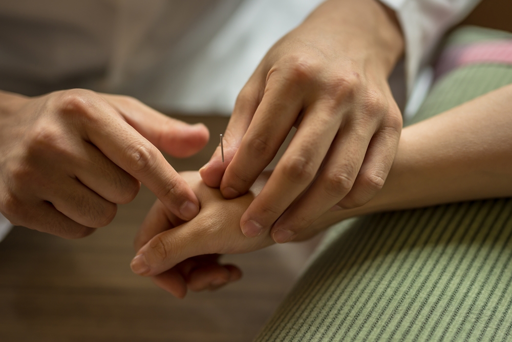 وزارة الصحة والرعاية الاجتماعية أعلنت يوم 17 سبتمبر أن دولة الإمارات العربية المتحدة أضفت الطابع المؤسسي على الاعتراف بمؤهلات أطباء الطب الكوري التقليدي، وبدأت مناقشات بين حكومتي البلدين لتقدم الطب الكوري التقليدي في الدولة. (الصورة من آي كليك آرت ويحظر إعادة استخدامها أو توزيعها بشكل غير مصرح به وفقا لقانون حقوق النشر والطبع)