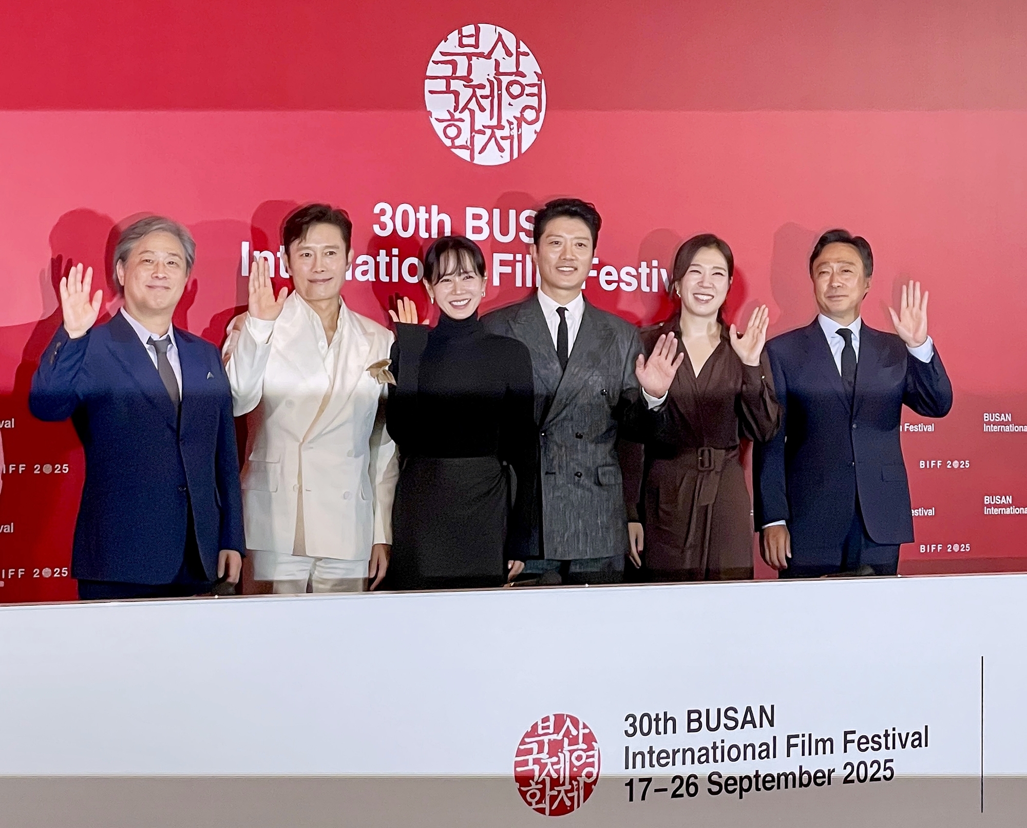 المخرج بارك تشان-ووك (على اليسار) وطاقم فيلم &rsquo;لا خيار آخر&lsquo; يلتقطون صورة تذكارية في المؤتمر الصحفي للفيلم في مركز بوسان السينمائي في منطقة هايونداي-غو ببوسان في 17 سبتمبر. (الصورة من شو أيينغ)