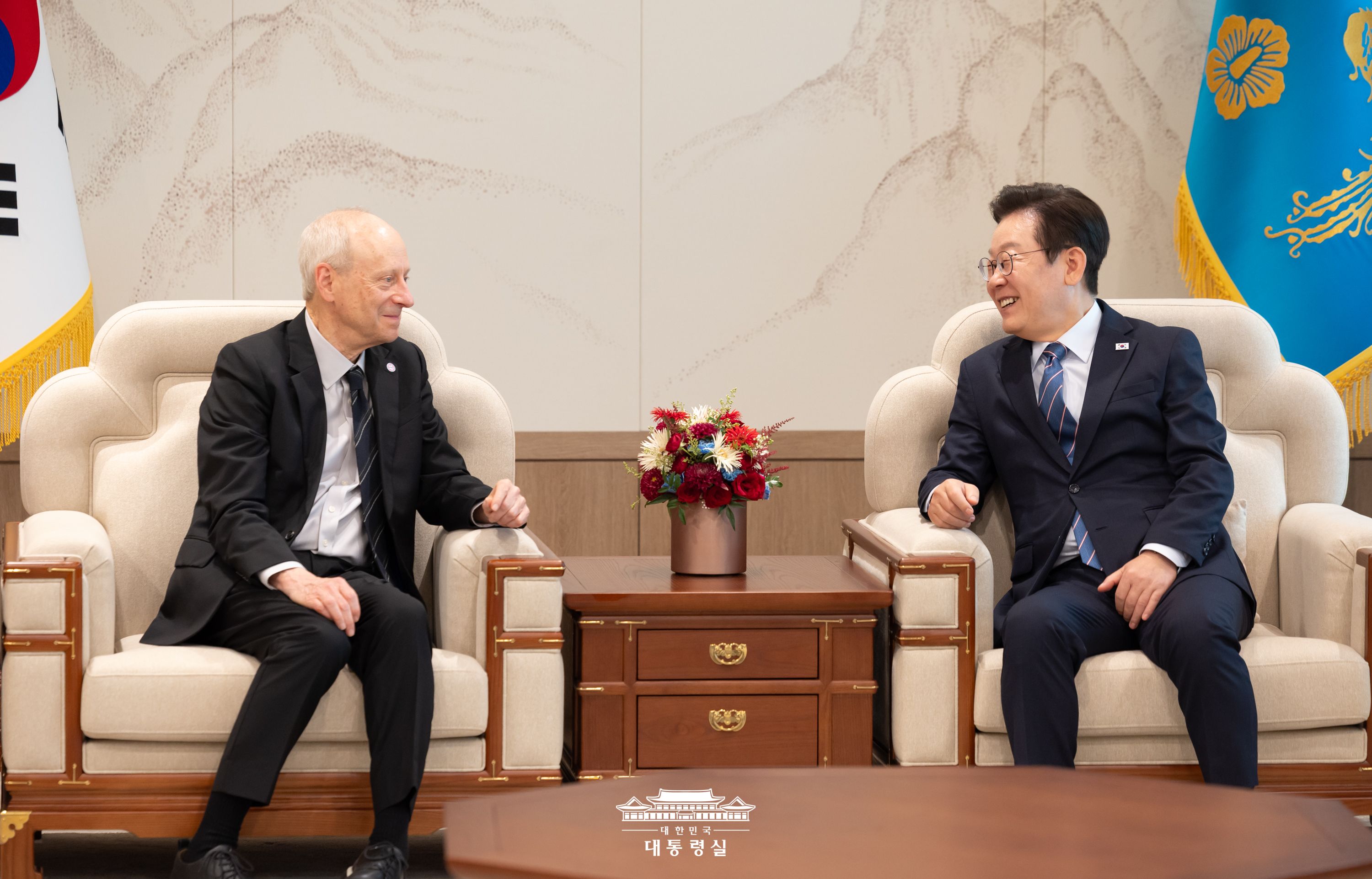 الرئيس لي جيه-ميونغ (على اليمين) يتحدث مع &rsquo;مايكل ساندل&lsquo;، أستاذ الفلسفة السياسية في جامعة هارفارد، خلال اجتماعهما في المكتب الرئاسي بيونغسان في سيئول في 18 سبتمبر. (الصورة من المكتب الرئاسي)